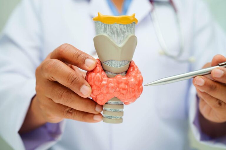 Female Swollen Thyroid: Causes, Symptoms, and Non‑Surgical Treatments