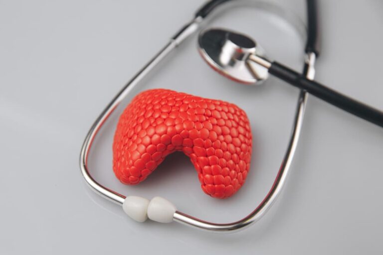 تضخم الغدة الدرقية والتحاليل سليمة: ما السبب؟