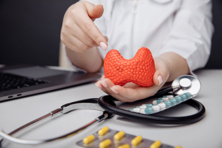 ادوية الغدة الدرقية: دليلك لفهم العلاج والتعايش مع الحالة